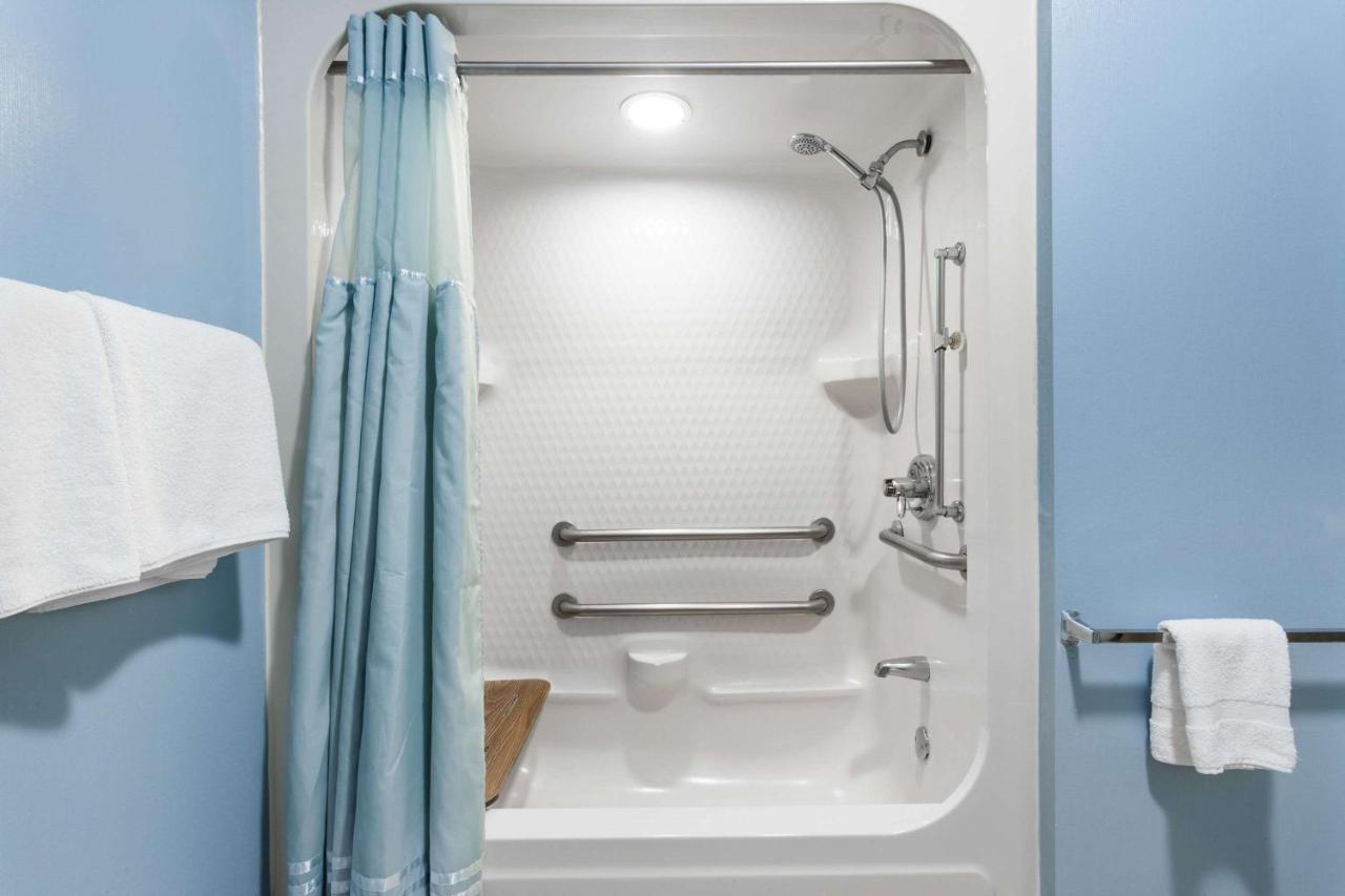 Howard Johnson By Wyndham Vancouver Hotel & Suites المظهر الخارجي الصورة