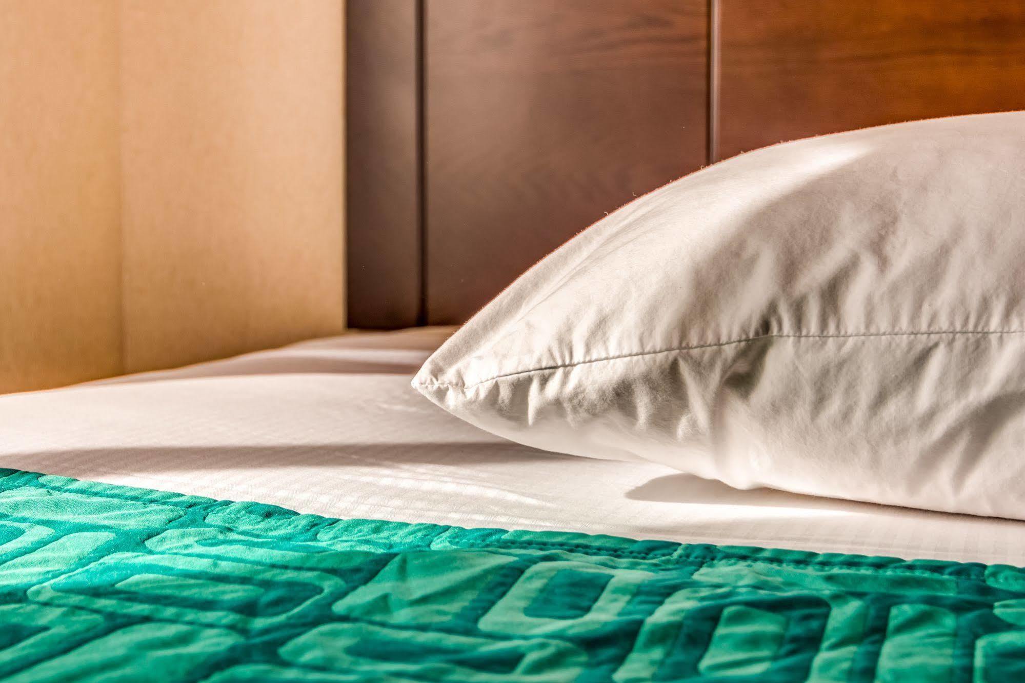Howard Johnson By Wyndham Vancouver Hotel & Suites المظهر الخارجي الصورة